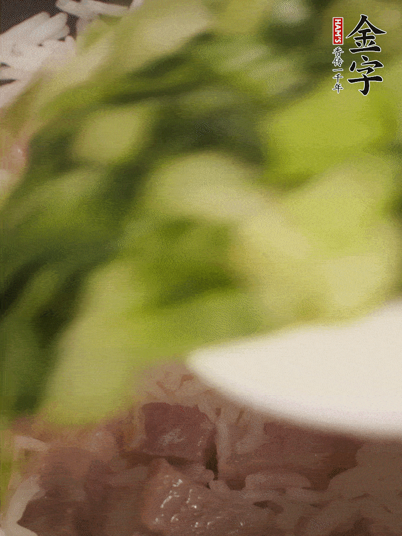 將燜煮好的米飯，倒入炒熟的蔬菜中，翻炒均勻鍆繼續(xù)燜煮5分鐘