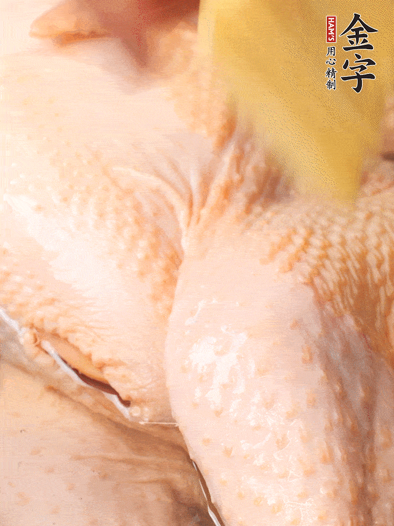 老母雞去頭去尾，斬去雞爪。冷水入鍋，加料酒、蔥姜焯水，煮出浮沫后撈出，用清水洗凈