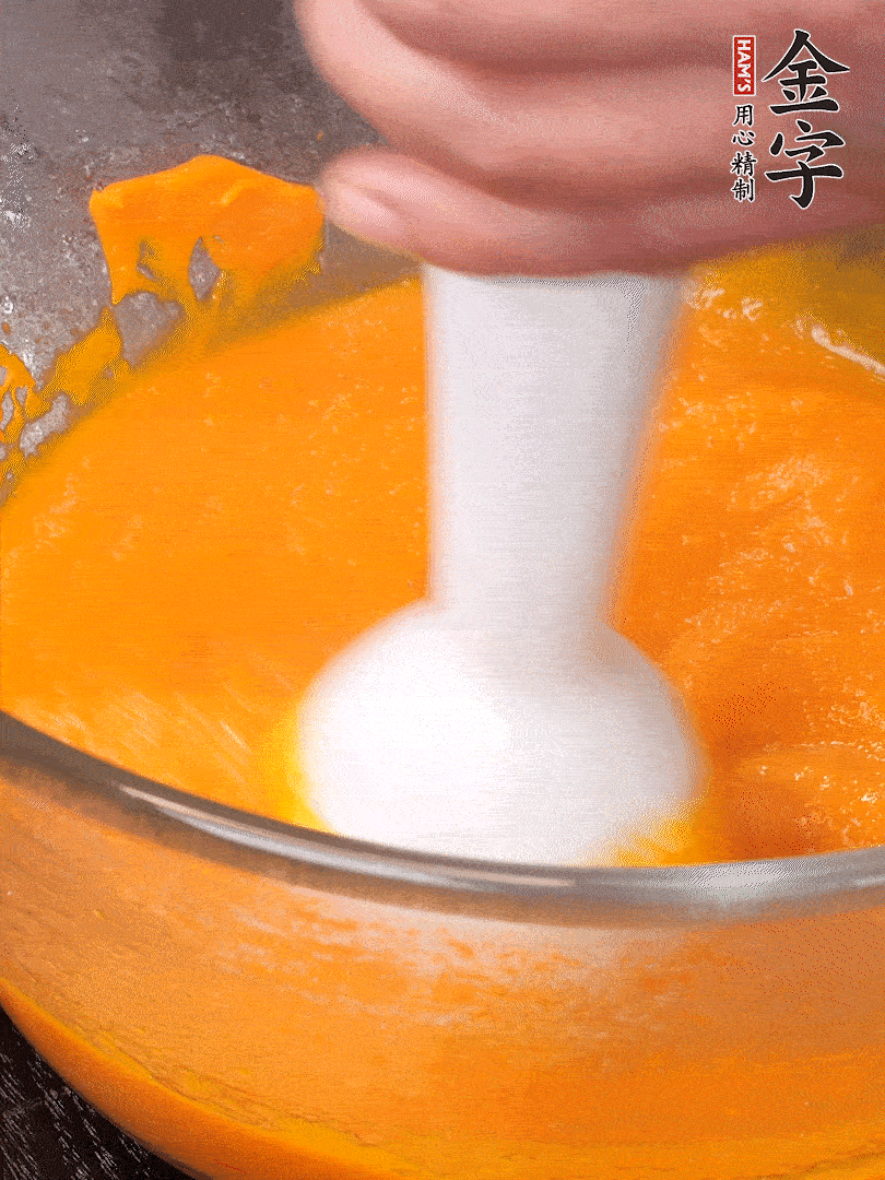 300g南瓜，去皮去瓤切滾刀塊，大火蒸8分鐘，料理機打成泥，篩網(wǎng)過篩成泥
