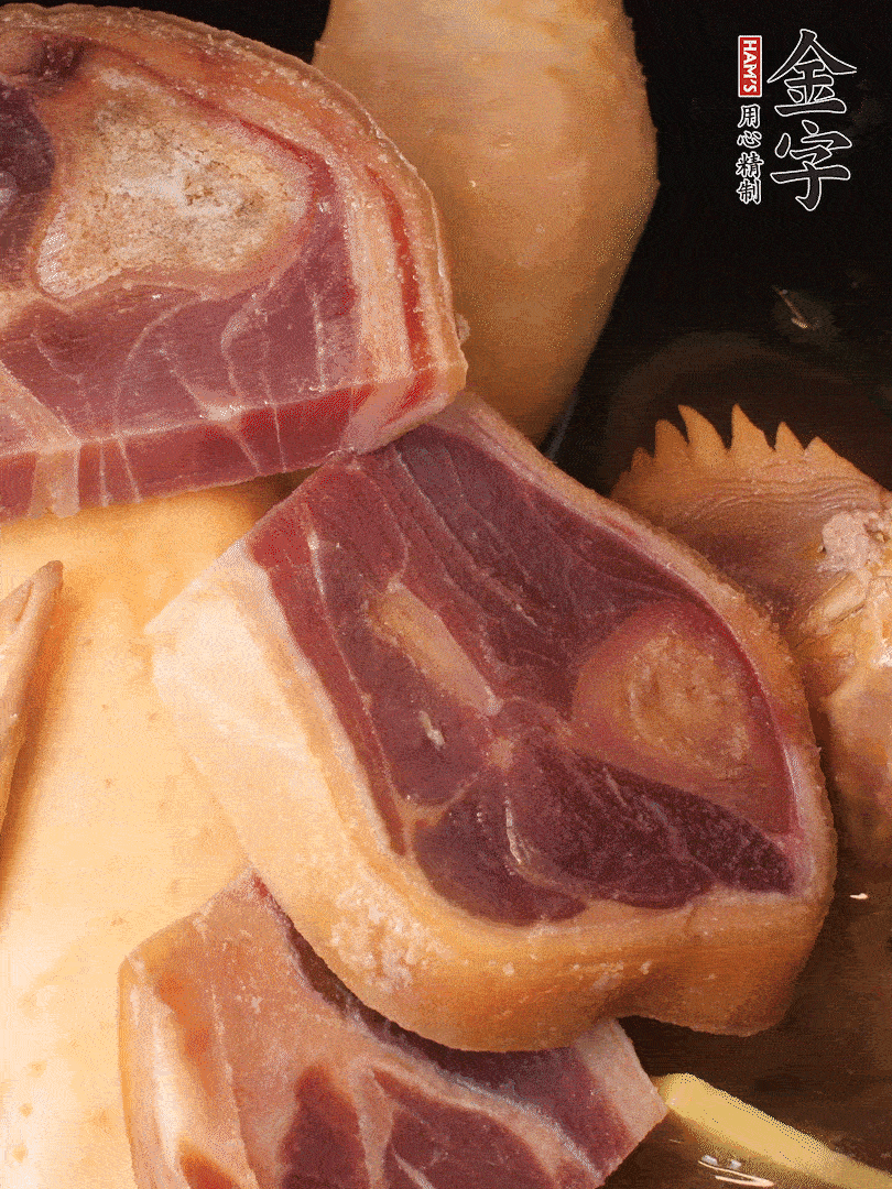 火踵、老母雞加蔥、姜、料酒、清水，大火燒開后轉(zhuǎn)小火，燉1小時