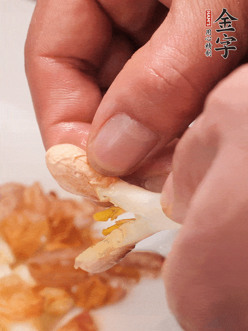 花生芽切段。開水焯水1分鐘，去掉頂部的花生皮