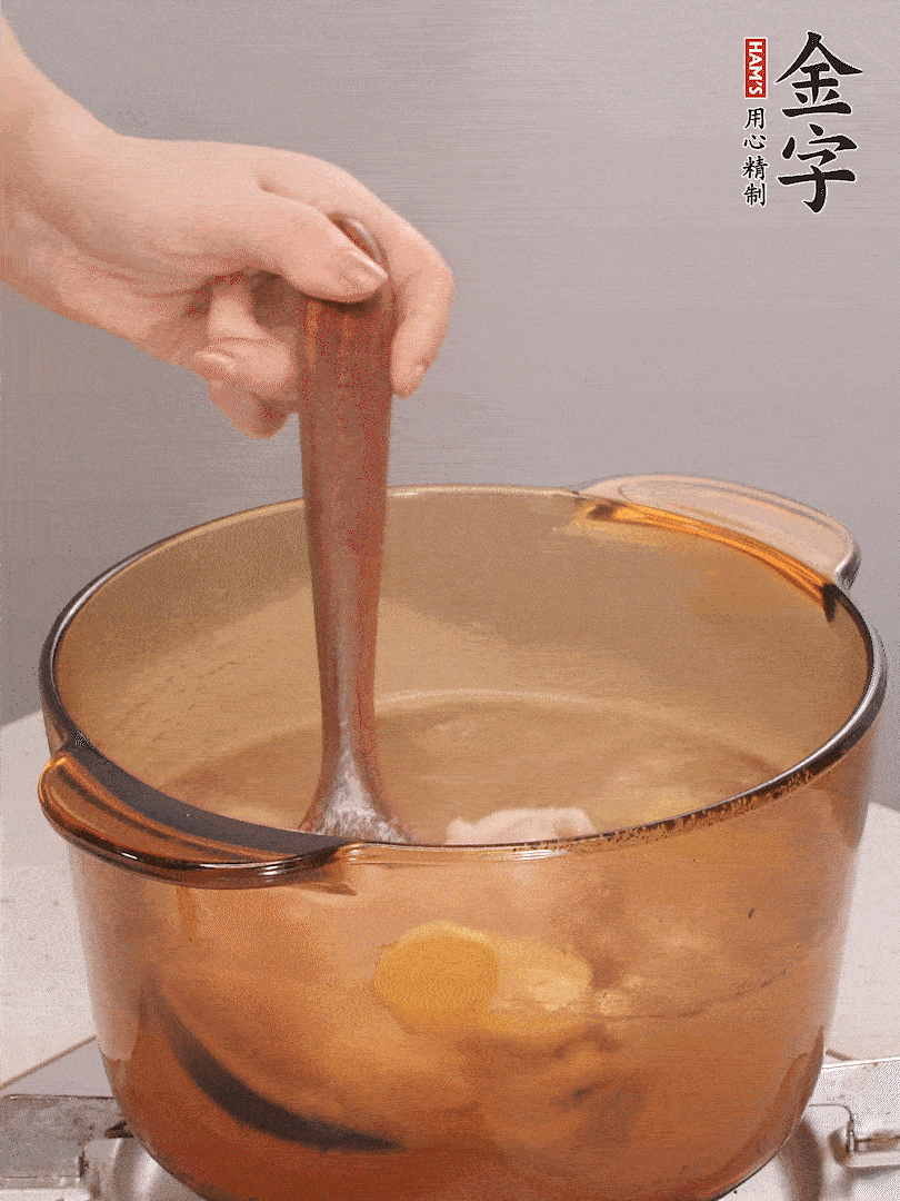 鴨腿冷水下鍋，加姜片、料酒焯水