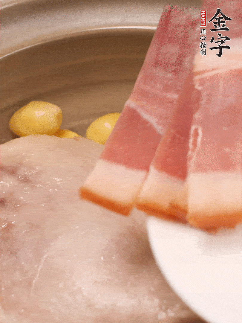 鴨肉、白果、火腿、生姜一起放入砂鍋，清水沒(méi)過(guò)食材，大火燉煮1小時(shí)