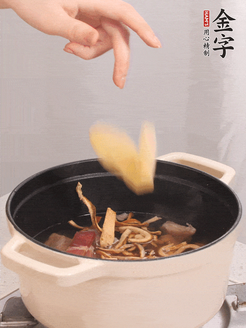 鍋中放牛腩、火腿，然后放入比食材多3倍的水；再放橘子皮、姜片、白胡椒粒燉煮90分鐘
