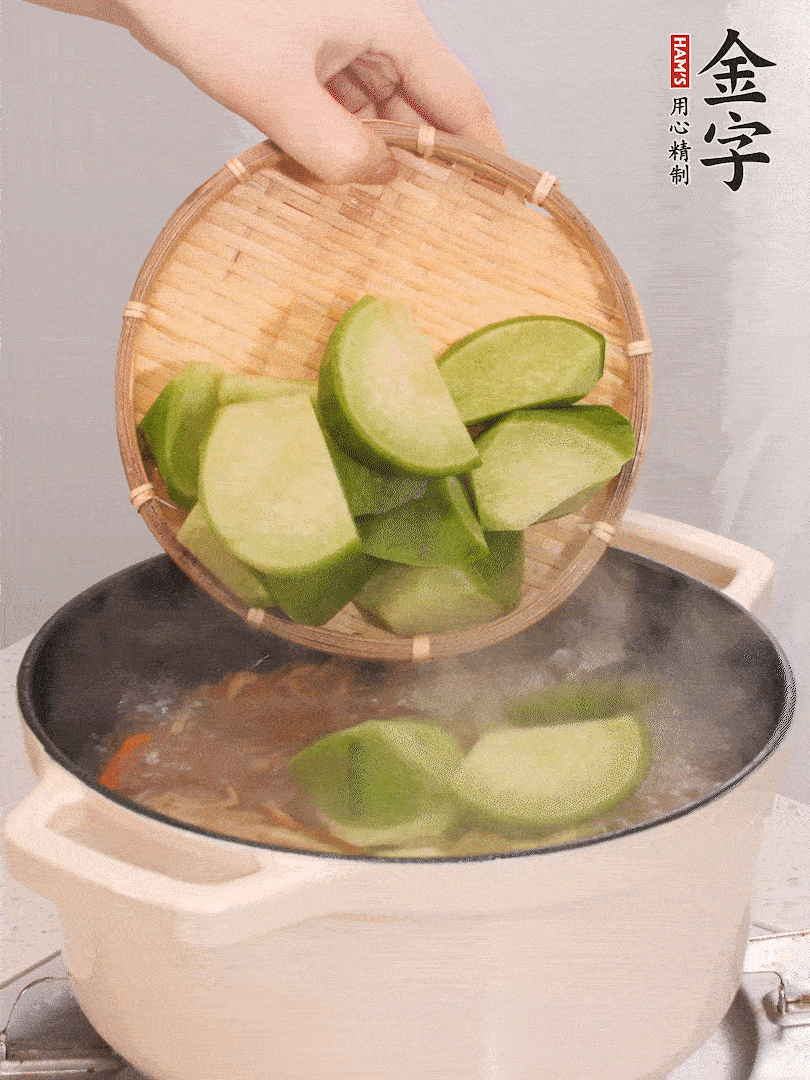 加入青、紅蘿卜再煲半小時。