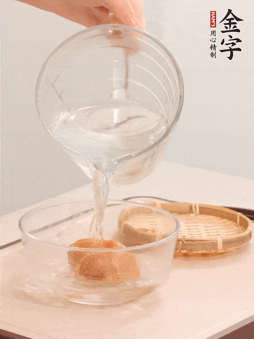 猴頭菇至少泡發(fā)半小時，將浸泡后的黃水?dāng)D干；