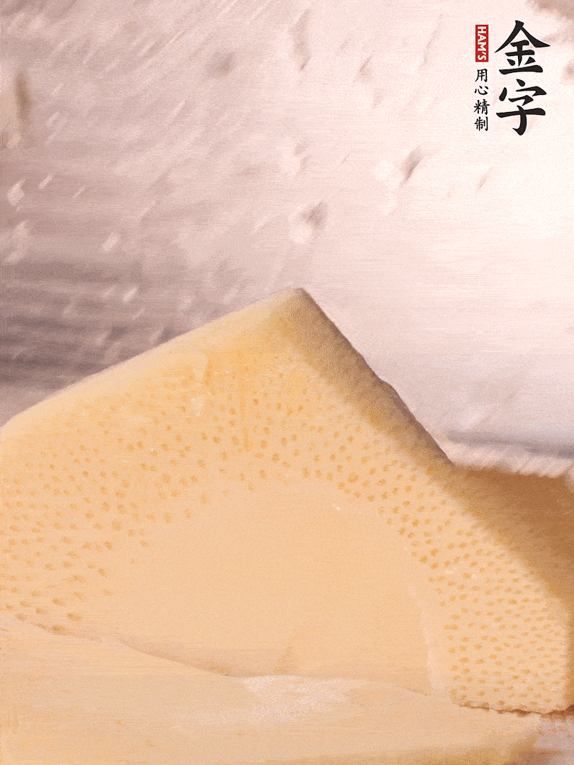 冬筍處理干凈，切滾刀塊，開水焯燙去除澀味
