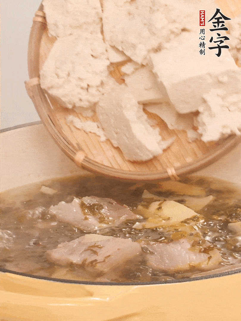 往鍋里加入一倍的水，加豆腐