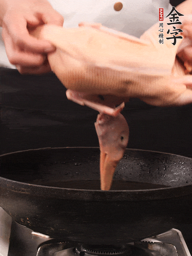 處理干凈的老鴨1只，黃酒小半碗，姜幾片，一起放入冷水，煮沸焯水3分鐘，去除血沫