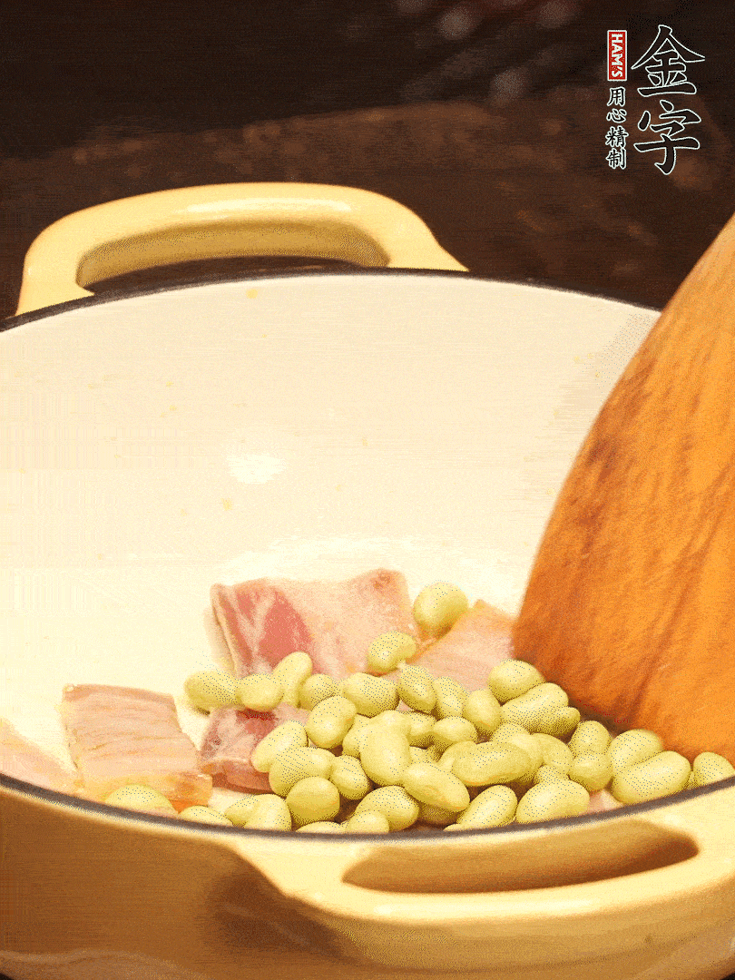 加入青豆、香菇翻炒出香味
