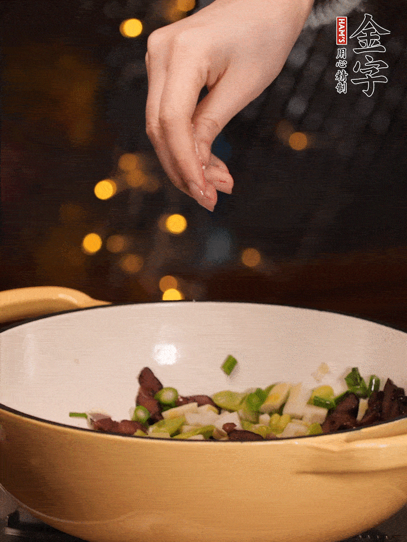 可以加點(diǎn)點(diǎn)水，再加菜苔，加點(diǎn)鹽、味精調(diào)味