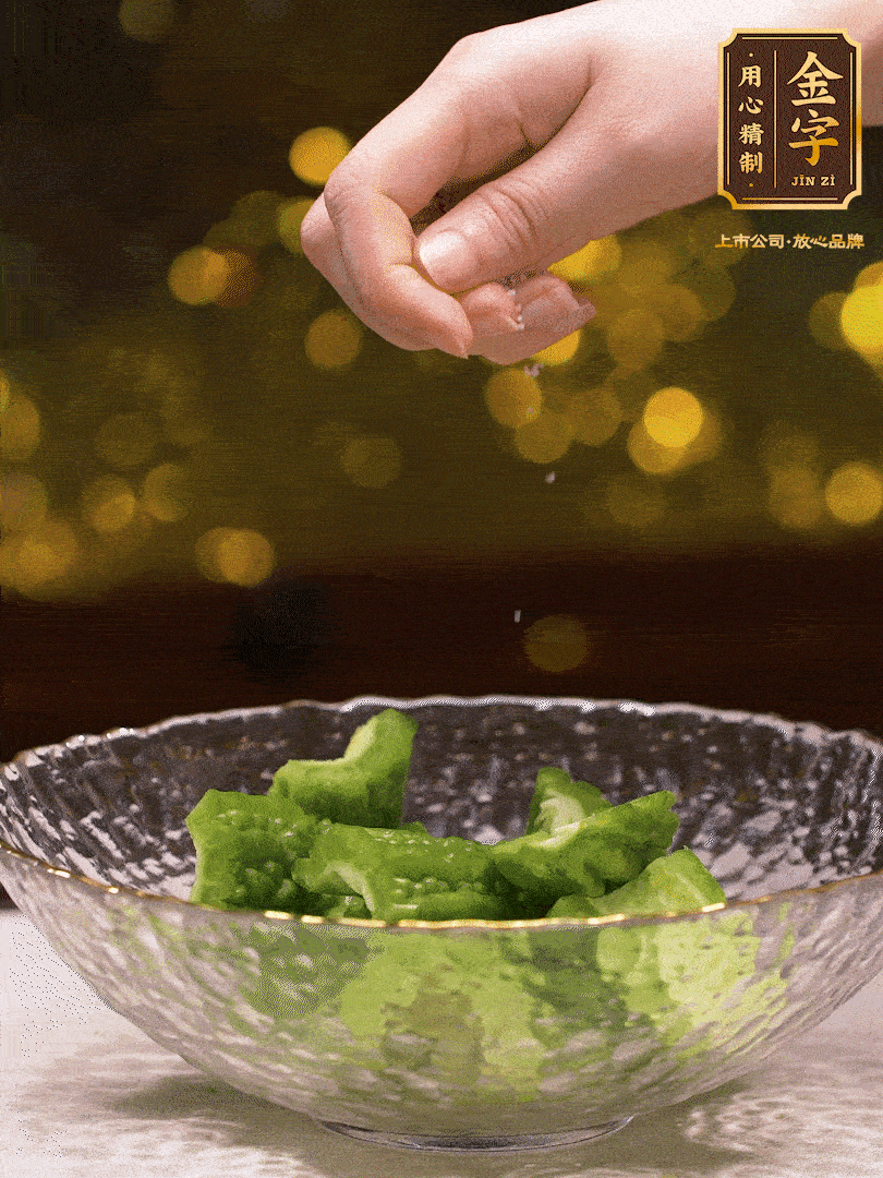 處理好的苦瓜切段（5cm），加點(diǎn)鹽鹽腌一下，去除一下苦味