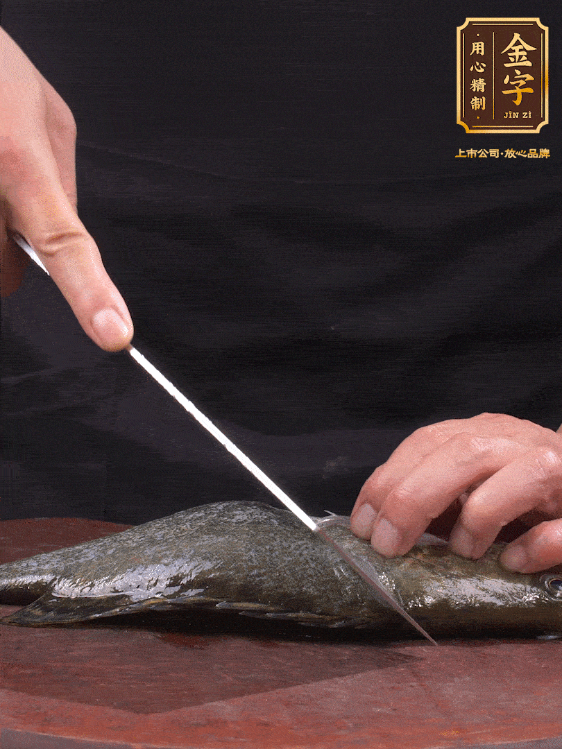 處理桂魚。收拾好的桂魚在兩側(cè)開(kāi)花刀