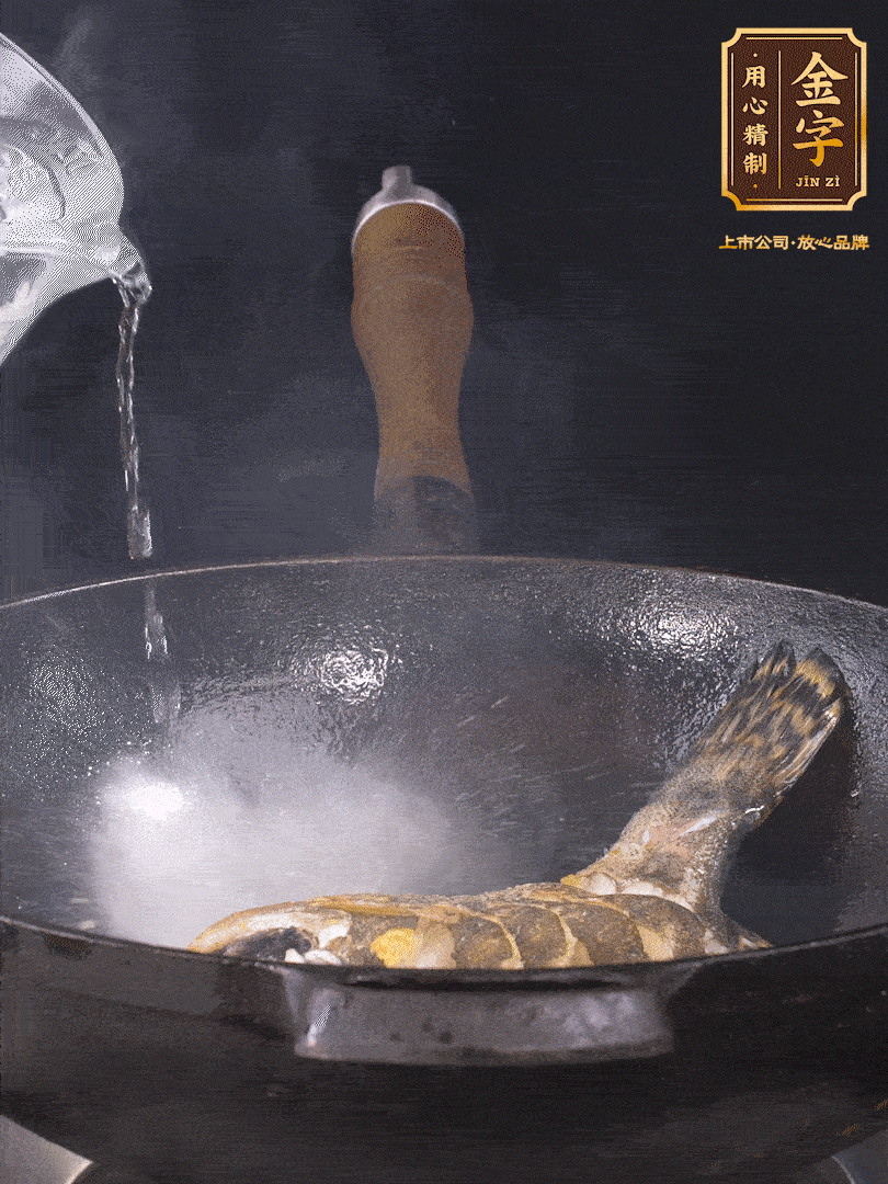 倒入適量食用油，待鍋燒熱后下桂魚煎大約2-3分鐘至兩面金黃（一定要煎透，這樣做出來(lái)的湯才會(huì)比較奶白色）