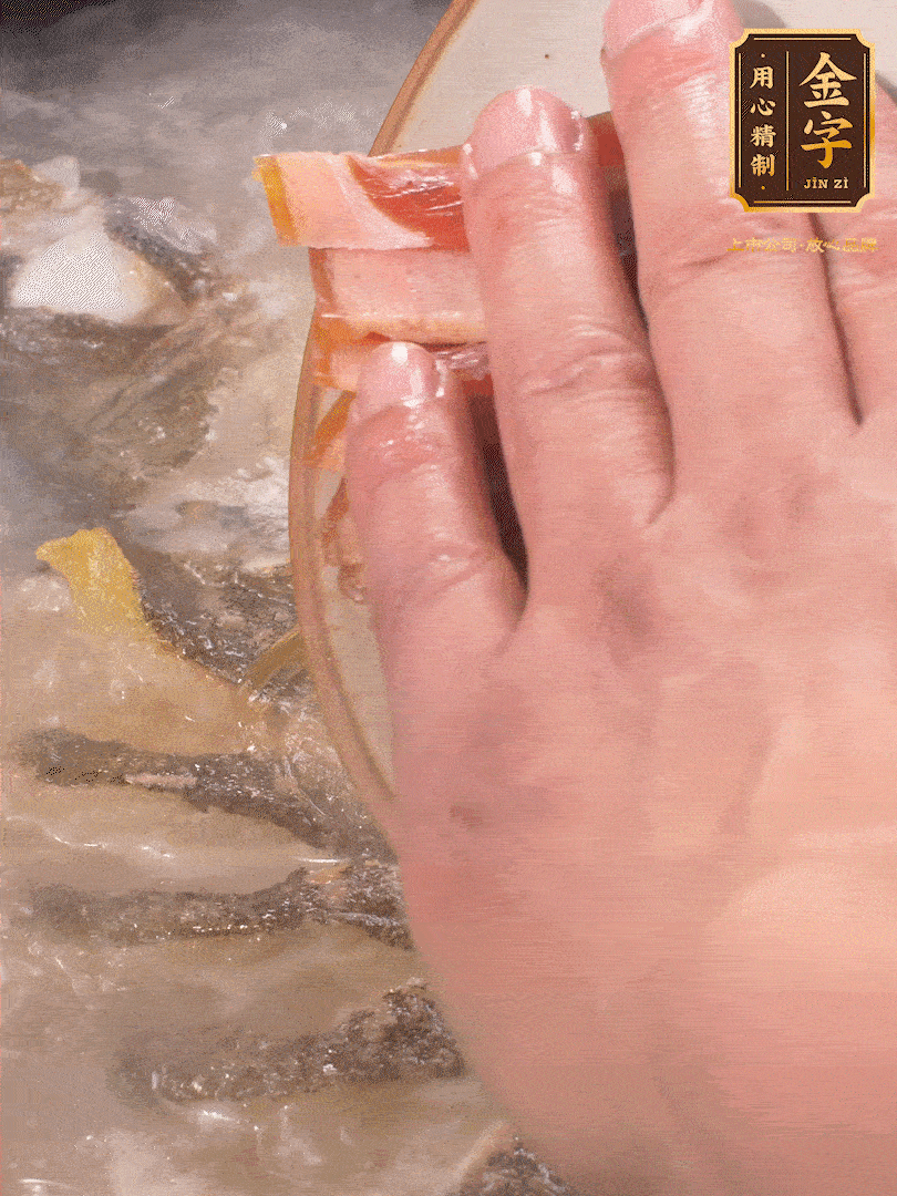 將煎好的魚，倒入三大碗開(kāi)水。大火煮開(kāi)后放入1個(gè)蔥結(jié)、2片姜片和1勺料酒和火腿片