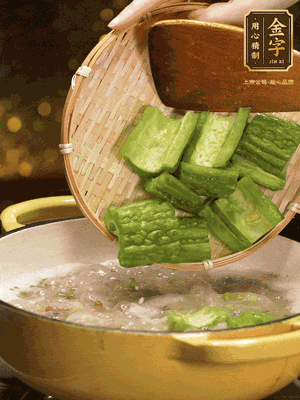 倒入熱水，和泡開(kāi)的綠豆（連水）和火腿片，大火燒開(kāi)燉一個(gè)小時(shí)