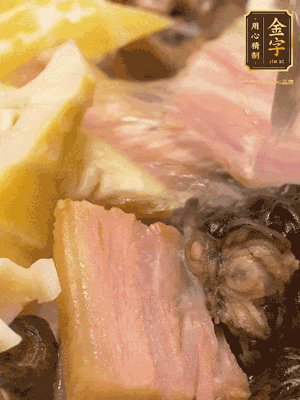 倒入滾燙的熱水，燉煮20分鐘，湯濃汁白
