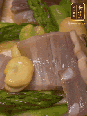 倒入熱水，燉煮10分鐘
