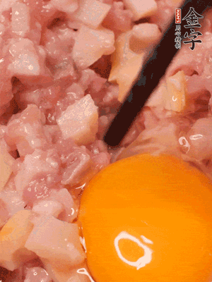 豬肉末、咸肉丁，分次加蔥姜水，一勺糖、一丟白胡椒，春筍丁，打入一個雞蛋
