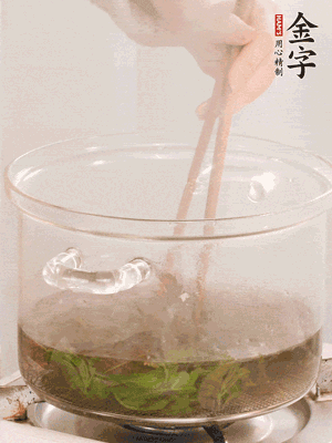 香椿焯水，變色后撈出，切成小段