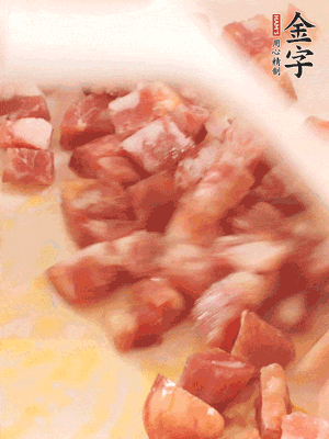 香腸炒出油脂，加入蠶豆煸炒