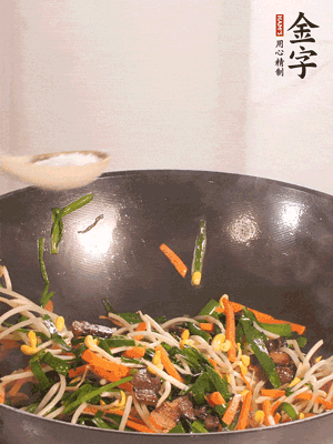 炒合菜：金字醬油肉、綠豆芽、韭菜