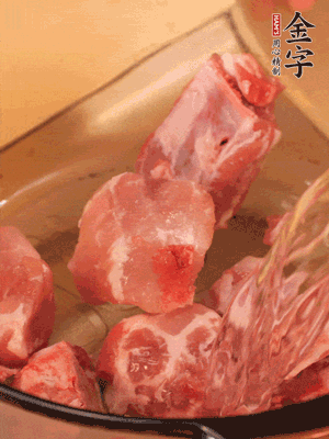 排骨冷水下鍋，加料酒、姜片，煮開綽水