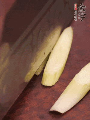 蒜白切小段，辣椒斜切圈