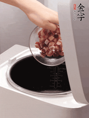 鍋中倒入豬油，油熱后炒熟上海青，給倒少許鹽調(diào)味