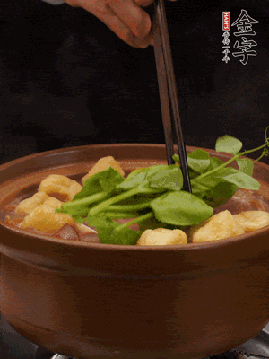 加筒骨煲的經(jīng)典配菜：金字土香腸、油豆腐、千張蓋上蓋子燜一會(huì)兒，耐心等候10分鐘。