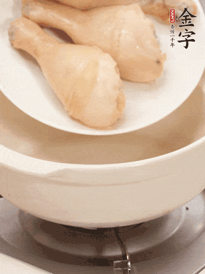 雞腿、火腿、干貝、蒜頭放入砂鍋內(nèi)燉1小時(shí)