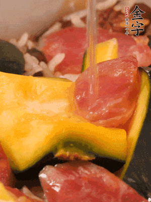 倒入溫開水，水量高出米面一個(gè)指節(jié)。