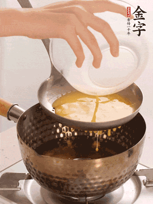 雞蛋過篩子倒入油鍋炸成蛋酥，瀝干油。