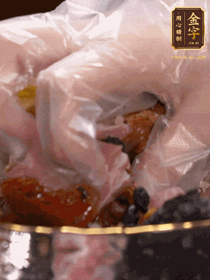 排骨洗凈后（蠔油、生抽、老抽、鹽、糖、淀粉、豆豉、蒜蓉、姜絲）腌制30分鐘
