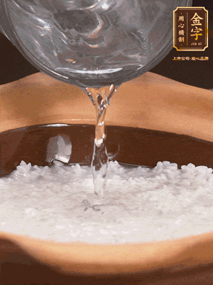砂鍋底部刷一層油，加入大米和開水，水高1cm,大火燒開后轉(zhuǎn)中火煲5分鐘，到水微收干
