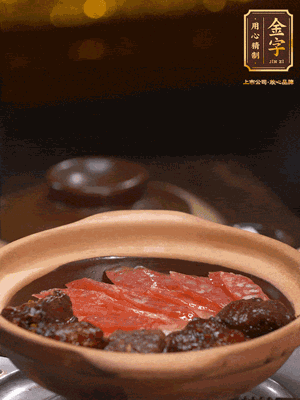 鋪上臘腸和排骨，鍋邊淋一圈油，小火煲10分鐘