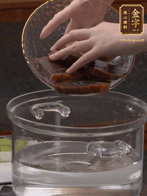 火腿蹄片冷水下鍋，水沸騰后煮5分鐘焯水