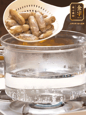 煮一鍋沸水，下蟶子汆燙30秒，撈出浸入冰水，取出蟶子肉