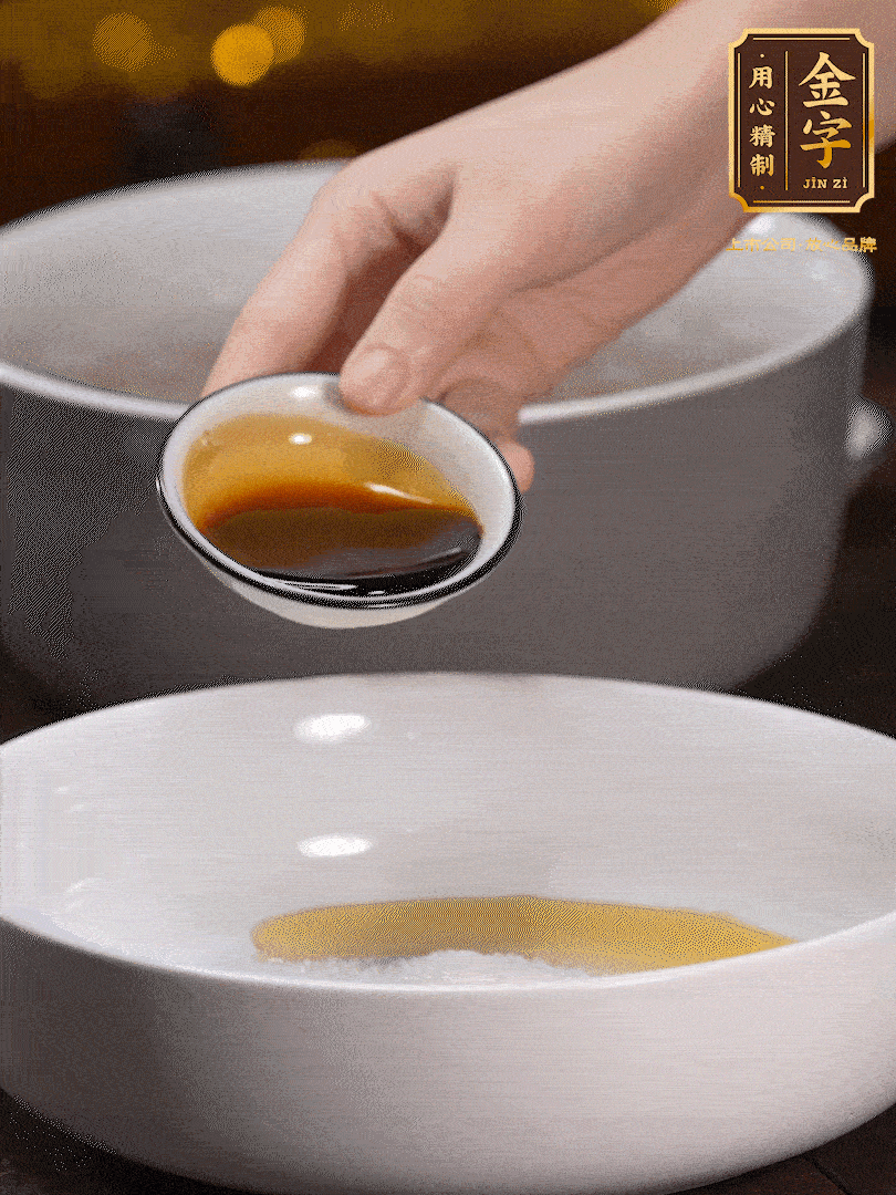 金字鹵牛肉切片，黃瓜切絲