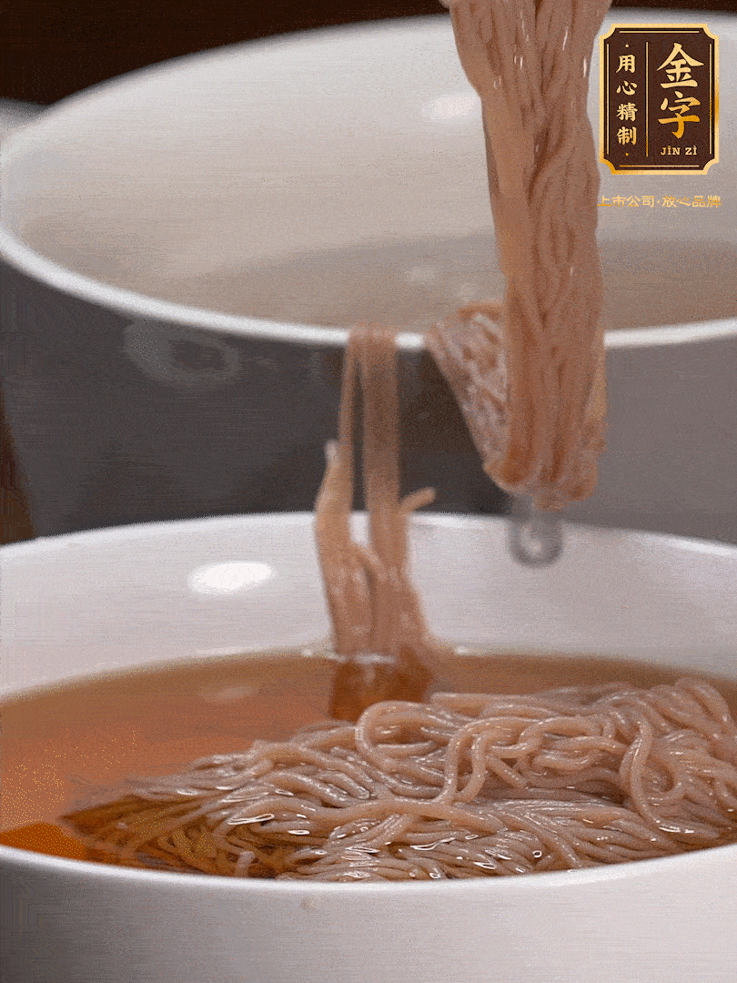 蘋果醋，一點(diǎn)鹽、糖、醬油，兌入涼白開水調(diào)成簡易冷面湯，放水箱冷藏