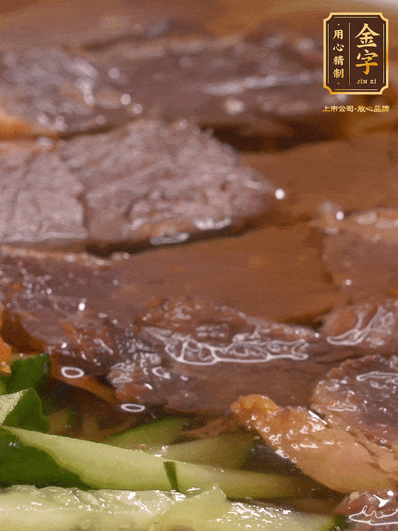 養(yǎng)麥冷面，涼水中清洗浸泡5分鐘，沸水中煮3分鐘，涼水漂洗沖涼