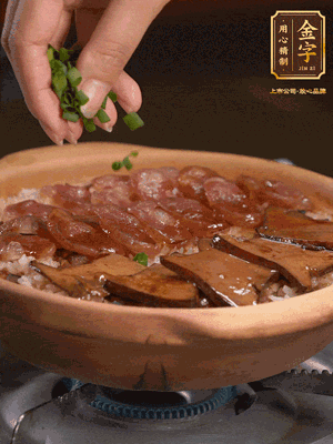 最后鋪上牛肝菌，爭分奪秒地倒上醬汁，撒點(diǎn)小蔥花