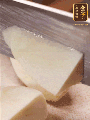 茭白去殼，底部一層老皮刨掉，切成滾刀塊