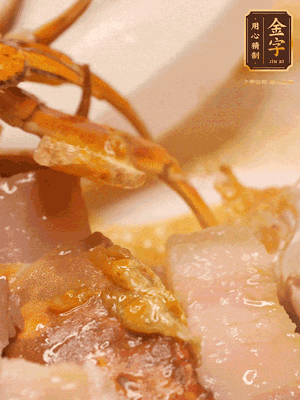 顏色變紅時(shí)，放蔥結(jié)、姜片煸香，再放咸肉、茭白、毛豆翻炒