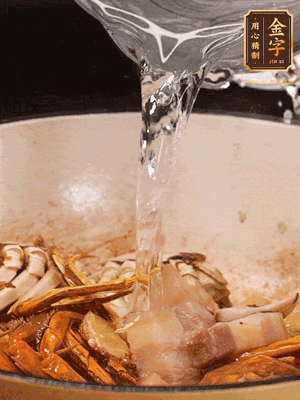 加料酒/花雕酒去腥，加入開水燜10分鐘左右
