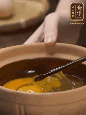 雞蛋打入砂鍋，充分打勻，1.5倍的溫水加一勺鹽，倒入蛋液中，攪拌均勻后用勺子舀去表面浮沫