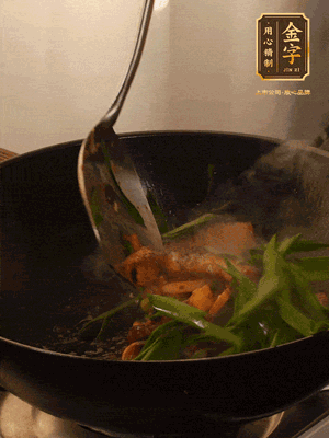 黃豆醬、鹽、糖調(diào)味，淋一圈花雕酒，蒜白先下，蒜葉后下
