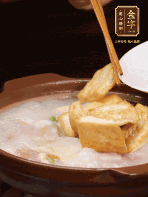 倒入開水大火煮開，轉(zhuǎn)中小火放咸肉，放一點點糖、味精慢燉10分鐘
