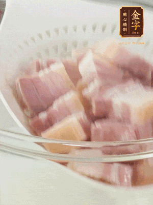 金字淡咸肉、排骨分別加料酒、蔥、姜冷水下鍋焯水，水開撇去浮沫撈出。