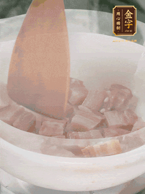 砂鍋內(nèi)咸肉微微煸出香味，再倒入開水。放排骨滾開后轉中小火篤30分鐘。（水盡量一次加足，以免中途加水沖淡鮮味。這一步是湯底濃白的關鍵）